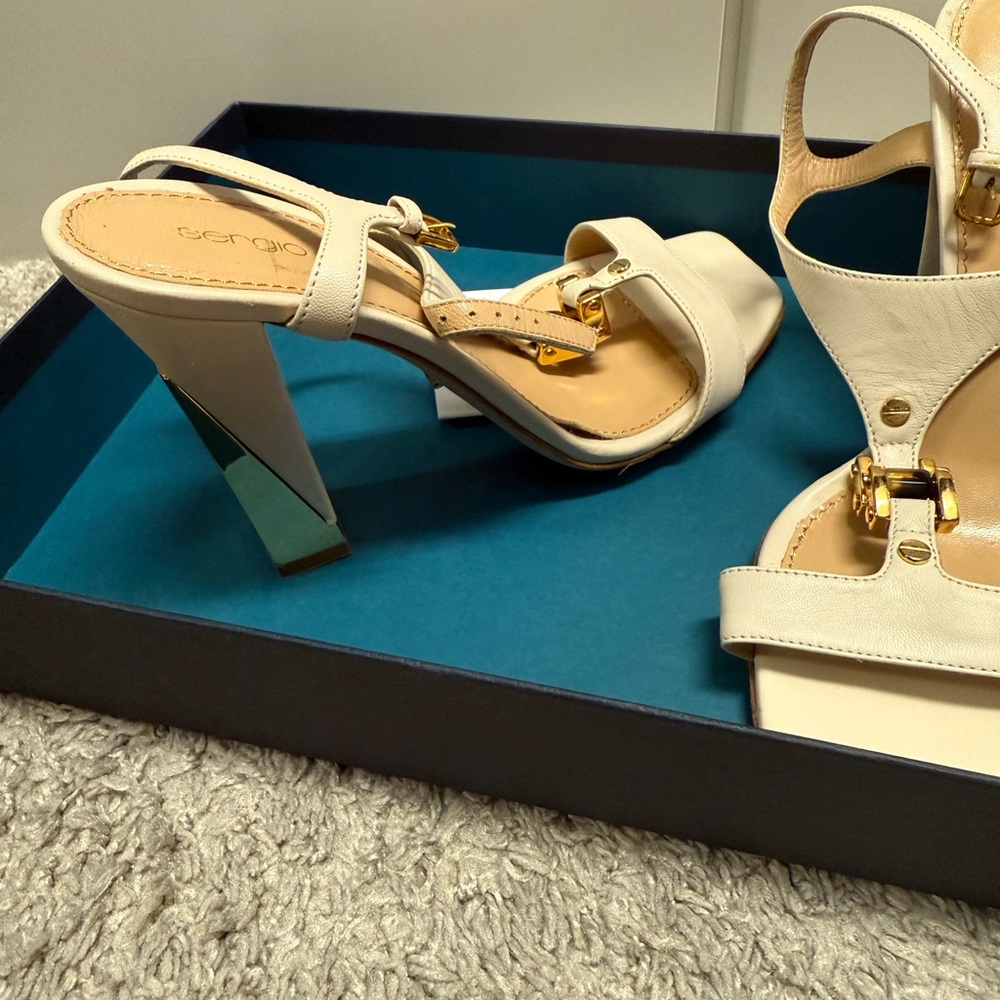 Sergio Rossi Beige Women's Sandals with Gold Accents - Picture 5 of 5